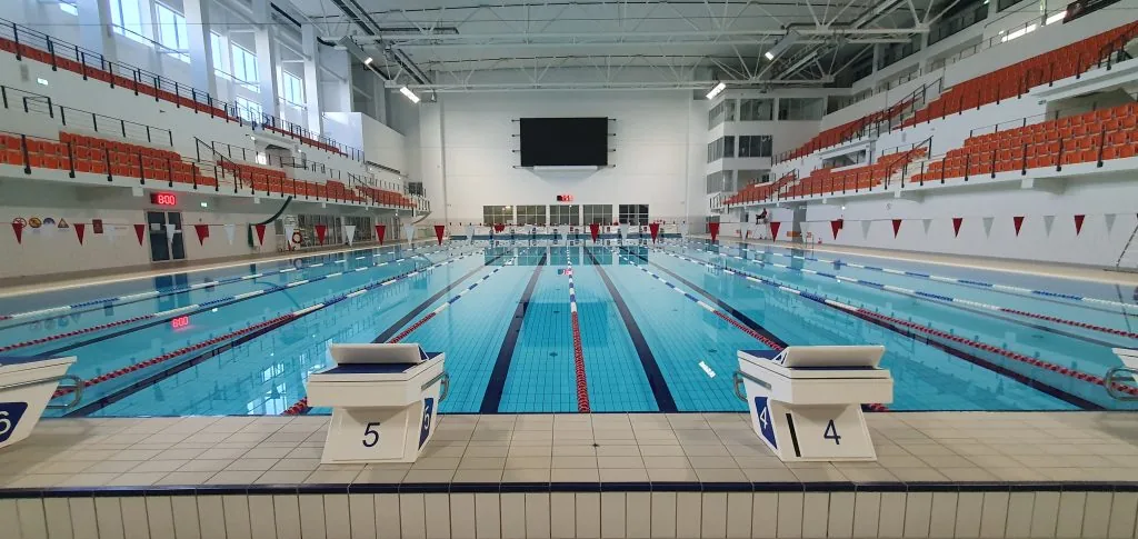 Tory pływackie, słupki startowe i trybuny na basenie 50-metrowym Zatoki Sportu w Łodzi